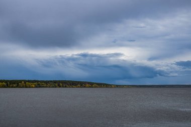 Nehir kıyısında yürü