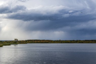 Nehir kıyısında yürü