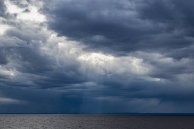 Nehir kıyısında yürü