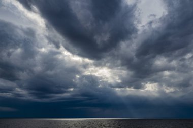 Nehir kıyısında yürü