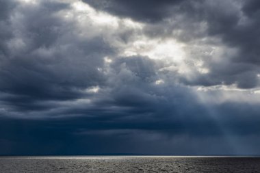 Nehir kıyısında yürü