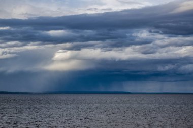 Nehir kıyısında yürü