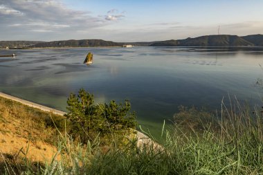 nehir boyunca şehir dolgu boyunca yürümek