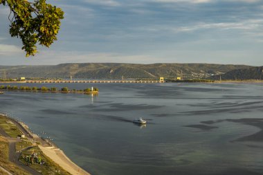 nehir boyunca şehir dolgu boyunca yürümek