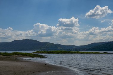 açık sıcak bir yaz gününde nehir Kıyısında ülke tatil