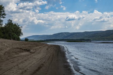 açık sıcak bir yaz gününde nehir Kıyısında ülke tatil