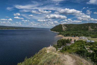 nehir Kıyısında dağlarda kaya moloz arasında yürümek