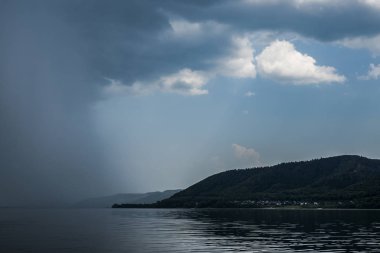 nehir Kıyısında ülke dinlenme