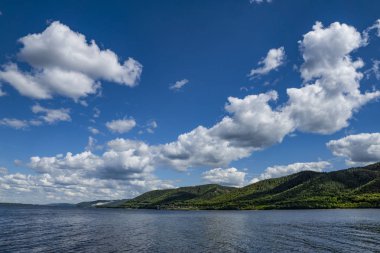 nehir Kıyısında ülke dinlenme