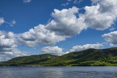 nehir Kıyısında ülke dinlenme