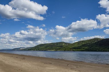 nehir Kıyısında ülke dinlenme