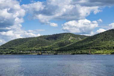 nehir Kıyısında ülke dinlenme