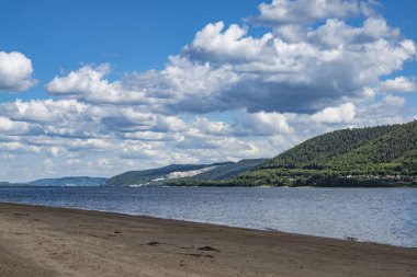 nehir Kıyısında ülke dinlenme