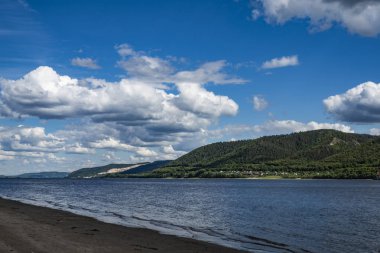 nehir Kıyısında ülke dinlenme