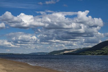 nehir Kıyısında ülke dinlenme