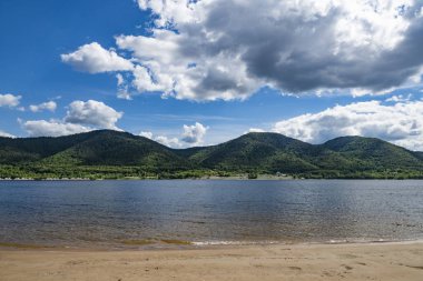 nehir Kıyısında ülke dinlenme