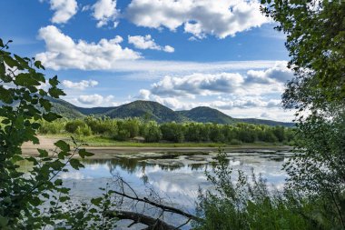 nehir Kıyısında ülke dinlenme