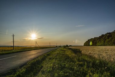 kırsal peyzaj, gün batımı, yol, gökyüzü ve arpa alanı