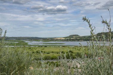 nehir Kıyısında dağlarda yürümek