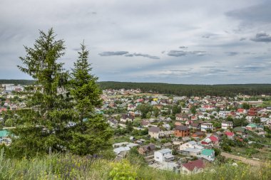 nehir Kıyısında dağlarda yürümek