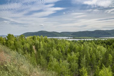 nehir Kıyısında dağlarda yürümek
