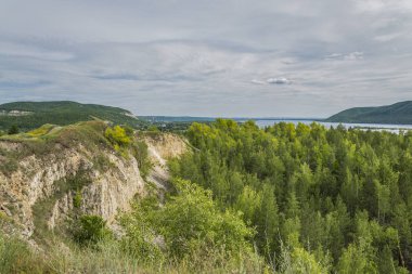 nehir Kıyısında dağlarda yürümek