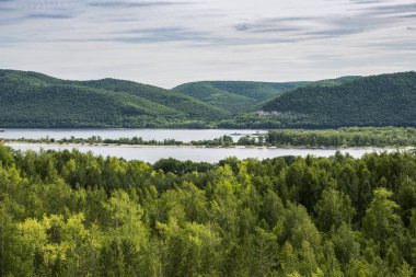 nehir Kıyısında dağlarda yürümek