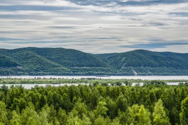 nehir Kıyısında dağlarda yürümek