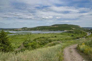 nehir Kıyısında dağlarda yürümek