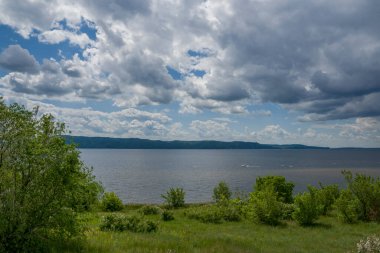 Nehir kıyısında yürü