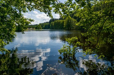 Göl kıyısında yürü