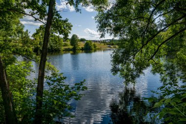 Göl kıyısında yürü