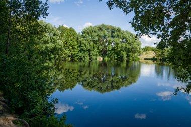 Göl kıyısında yürü