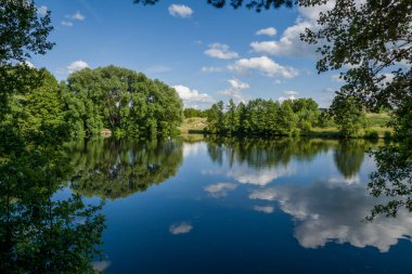Göl kıyısında yürü
