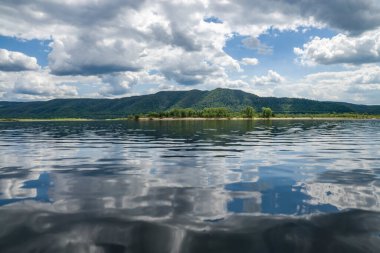 Sıcak bir yaz gününde nehirde rafting.