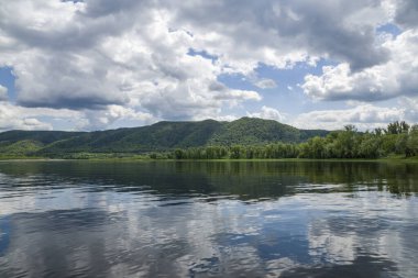 Sıcak bir yaz gününde nehirde rafting.