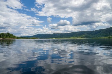 Sıcak bir yaz gününde nehirde rafting.