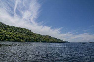 Sıcak bir yaz gününde nehirde rafting.