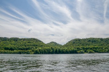 Sıcak bir yaz gününde nehirde rafting.