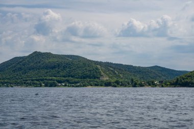 Sıcak bir yaz gününde nehirde rafting.