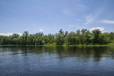 Sıcak bir yaz gününde nehirde rafting.