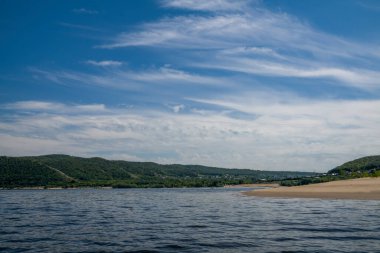 Sıcak bir yaz gününde nehirde rafting.
