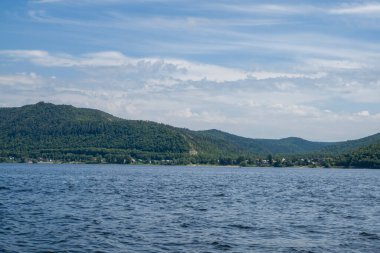 Sıcak bir yaz gününde nehirde rafting.
