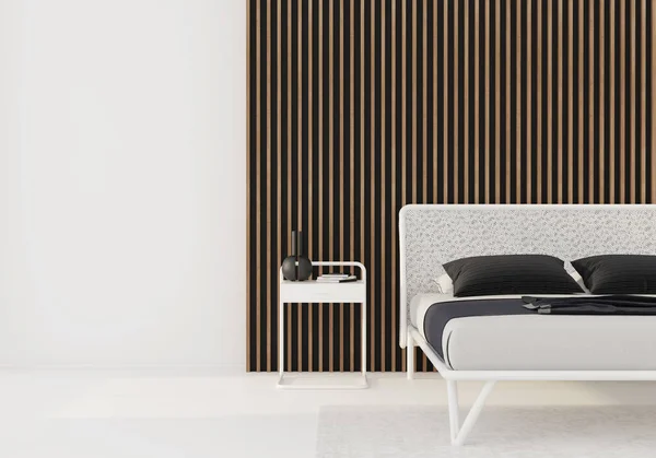 Белая спальня с деревянными решетками на стене — стоковое фото