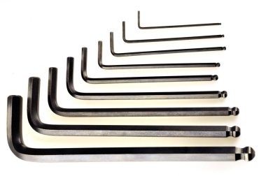 Beyaz arka plan üzerinde yakın çekimde farklı boyutlarda tuşları alena 