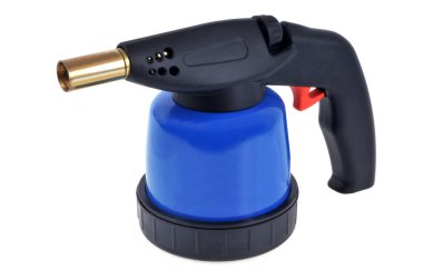 Beyaz arka planda yakın çekimde gaz meşalesi