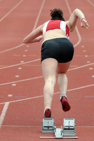 Mulher Começando Uma Corrida Atletismo — Fotografia de Stock