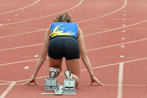 Mujer Iniciando Una Carrera Atletismo Bloque Salida — Foto de Stock