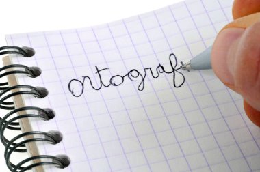 Kalem ve okul defteri ile Fransızca yazım hatası kavramı