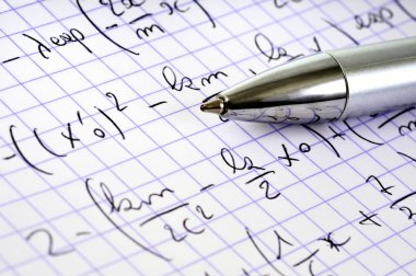 Kalemle yakın çekim matematiksel alıştırma